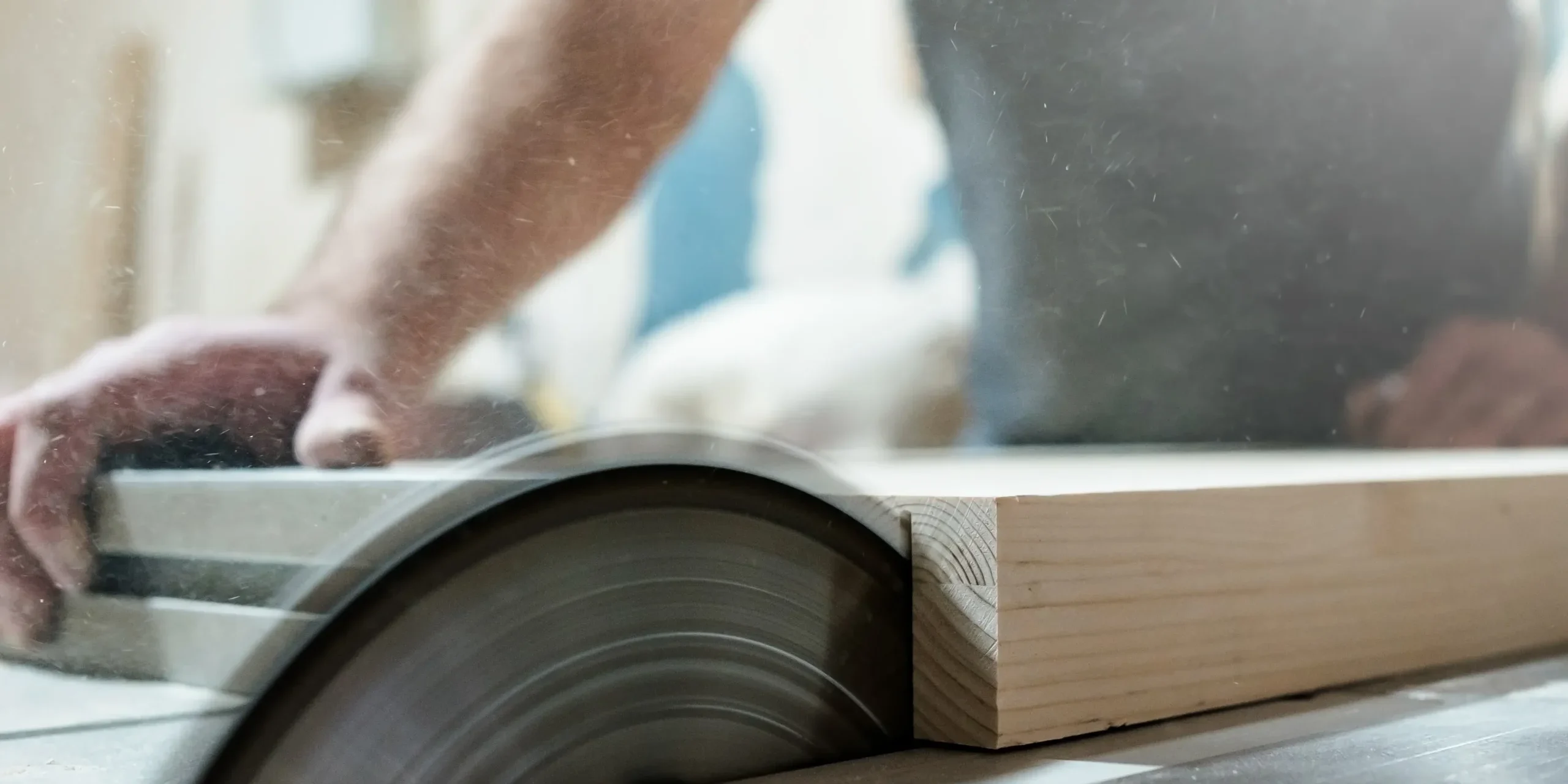 Cięcie drewna na wymiar w tartaku – precyzyjna obróbka drewna konstrukcyjnego